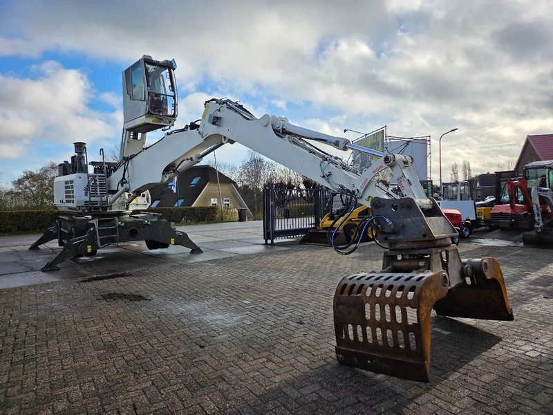 2020 Sennebogen 821 material handler, side view 2020 Sennebogen 821 material handler, side view