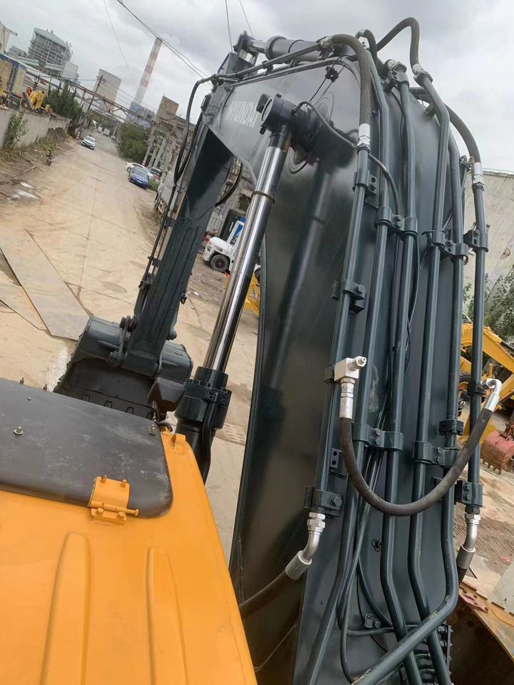 2020 Hyundai R305LC-9T crawler excavator boom and hydraulic detail 2020 Hyundai R305LC-9T crawler excavator boom and hydraulic detail