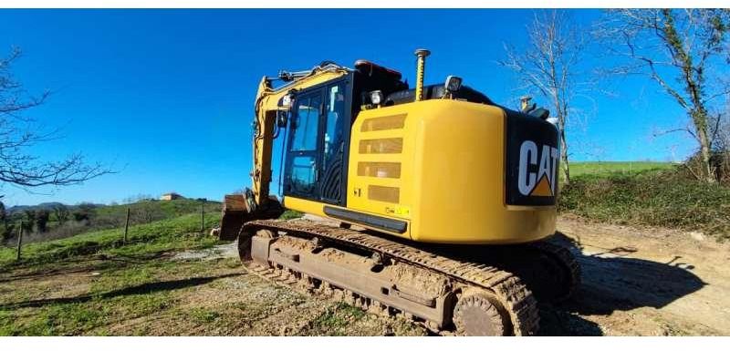 2014 Caterpillar 320EL crawler excavator, rear three-quarter view