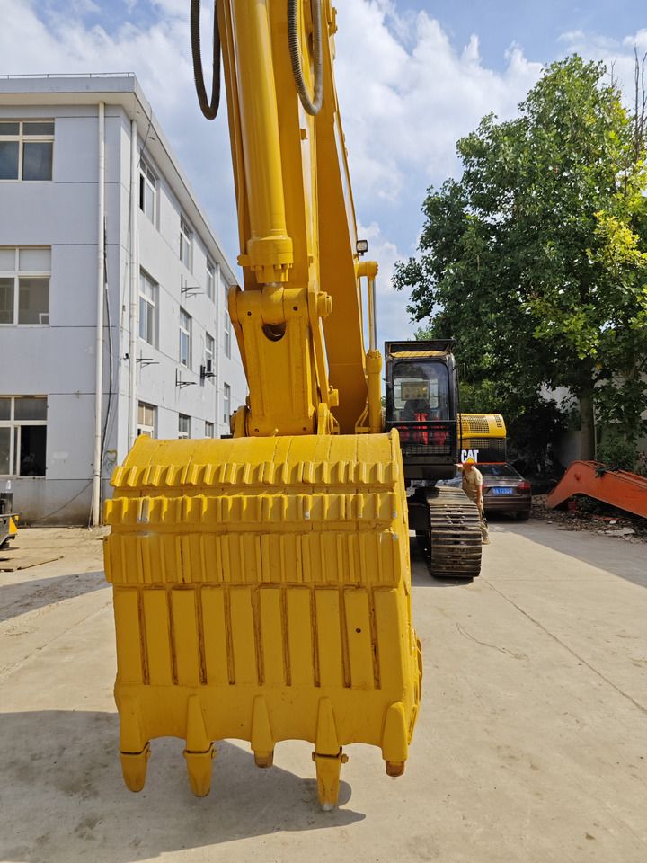 Caterpillar 330C crawler excavator, front view of bucket Caterpillar 330C crawler excavator, front view of bucket