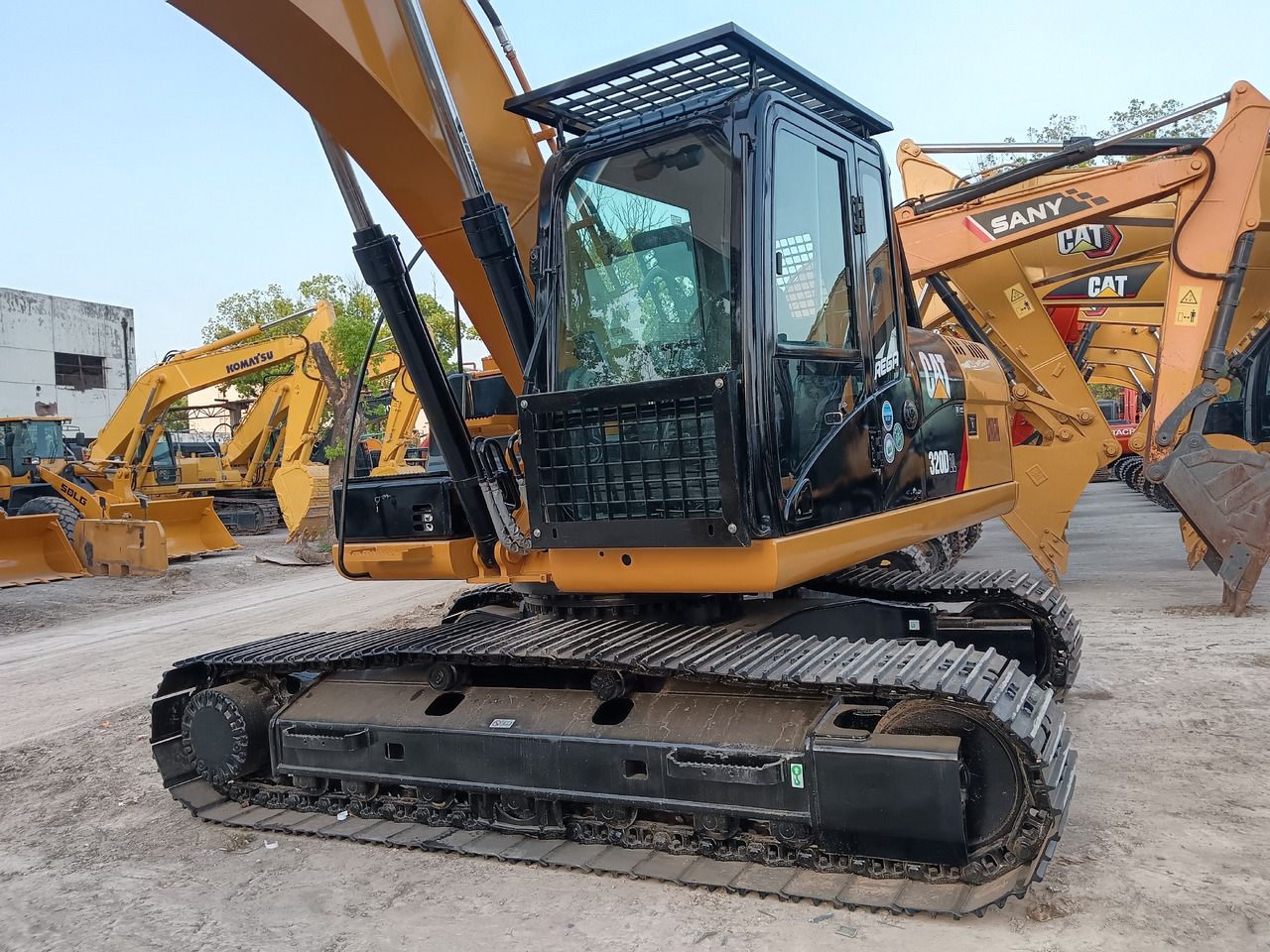 Pelle sur chenilles Caterpillar 320D2 2024, vue avant trois-quarts
