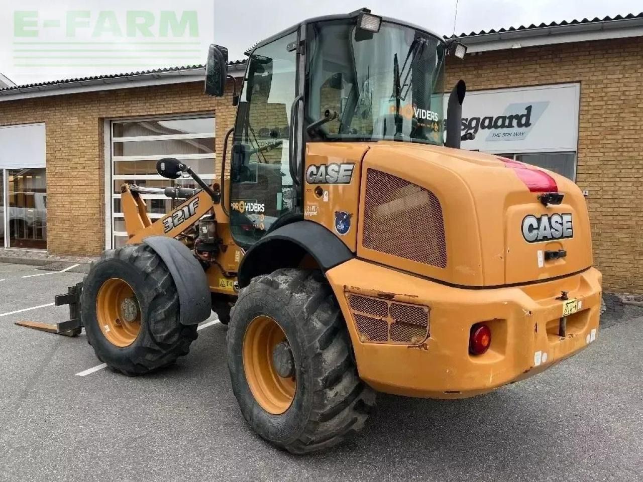 2016 CASE 321 F wheel loader, rear three-quarter view 2016 CASE 321 F wheel loader, rear three-quarter view