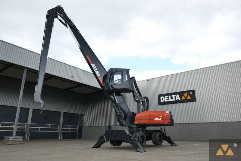 2013 Atlas 520MH material handler, side view