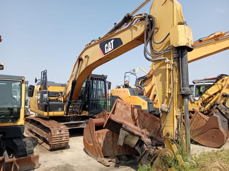 2013 Caterpillar 320EL crawler excavator, side view 2013 Caterpillar 320EL crawler excavator, side view