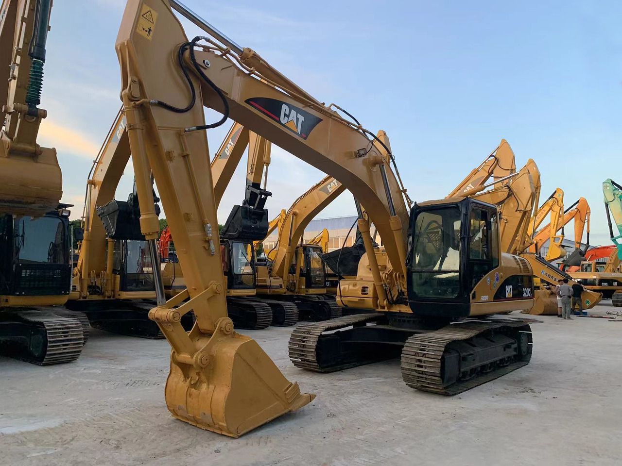 Escavatore cingolato Caterpillar 320CL del 2020, vista anteriore tre quarti Escavatore cingolato Caterpillar 320CL del 2020, vista anteriore tre quarti