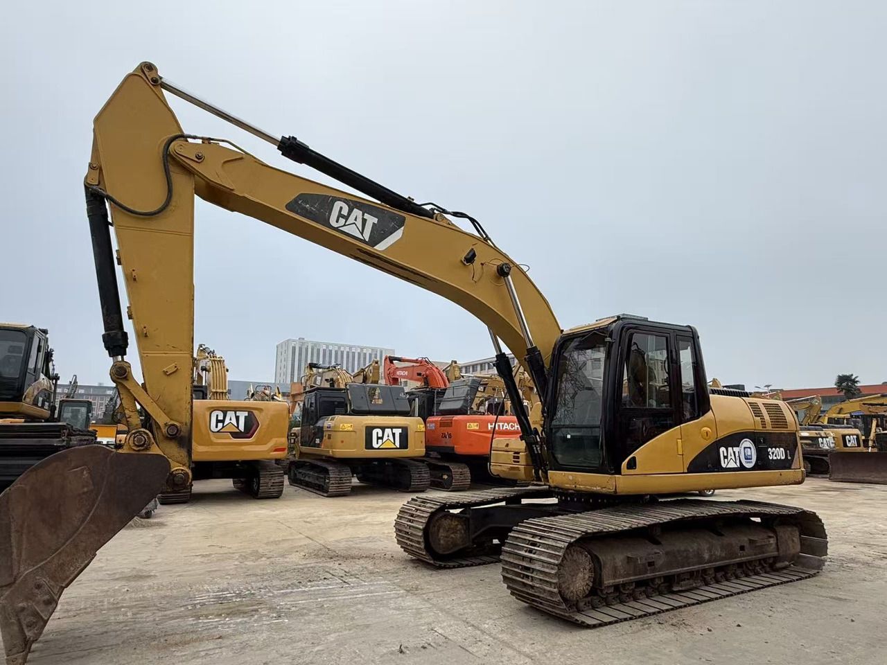 Escavatore cingolato Caterpillar 320D del 2014, vista laterale Escavatore cingolato Caterpillar 320D del 2014, vista laterale