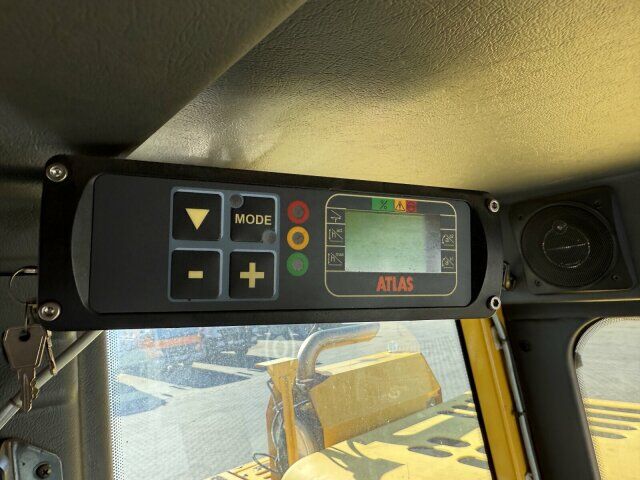 2016 Atlas 1404KZW wheel excavator interior control panel