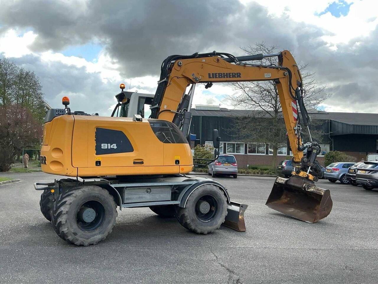 2017 Liebherr 914 Litronic wheel excavator, side view