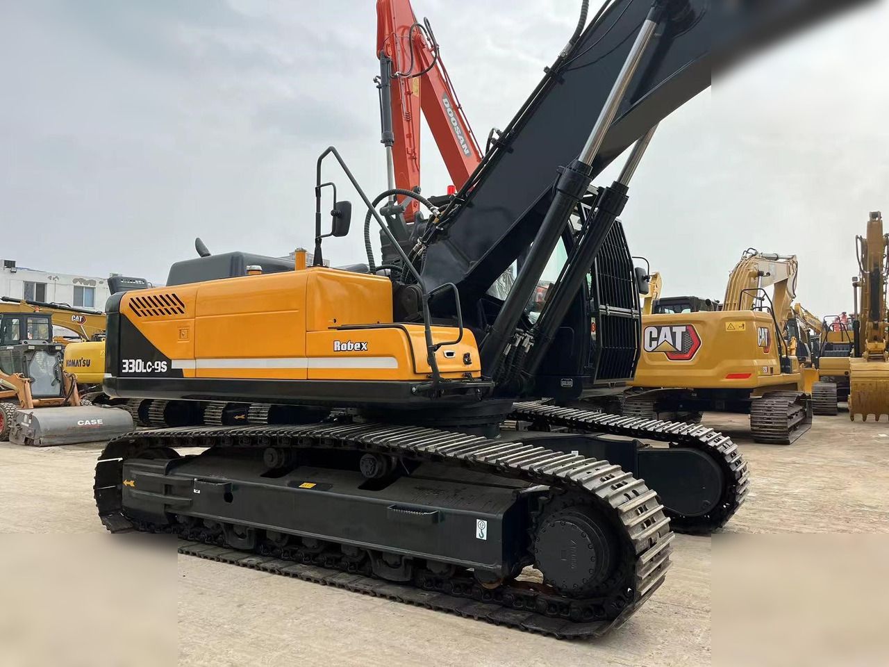 2019 Hyundai Robex 330LC-9S crawler excavator, side view 2019 Hyundai Robex 330LC-9S crawler excavator, side view