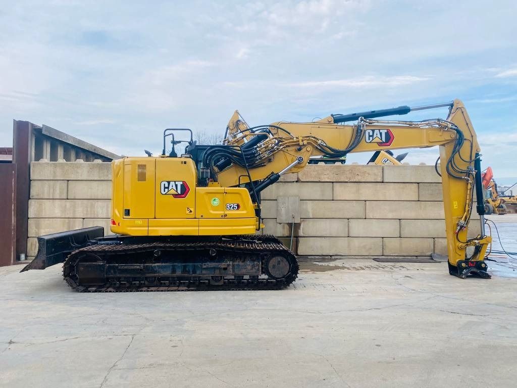 2023 Caterpillar 325 crawler excavator, side view 2023 Caterpillar 325 crawler excavator, side view
