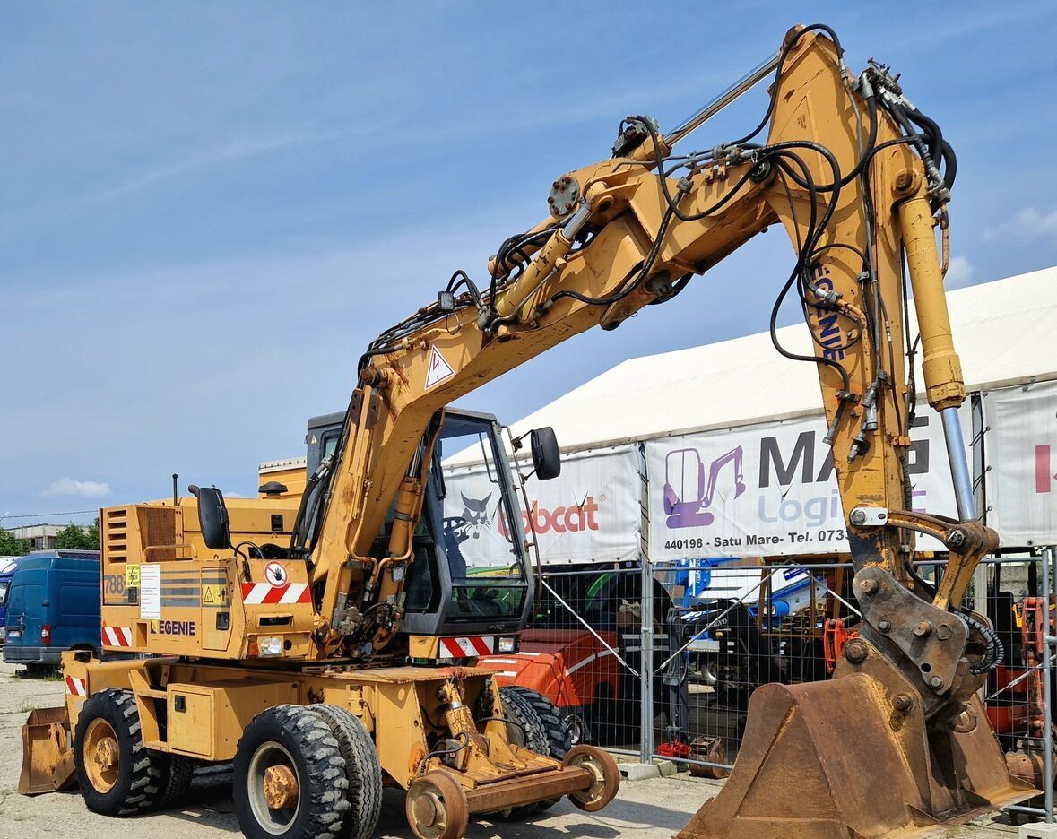 1997 CASE 788 wheel excavator, side view 1997 CASE 788 wheel excavator, side view