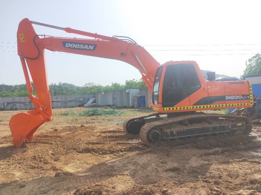 2022 Doosan DH220LC-7 crawler excavator side view 2022 Doosan DH220LC-7 crawler excavator side view