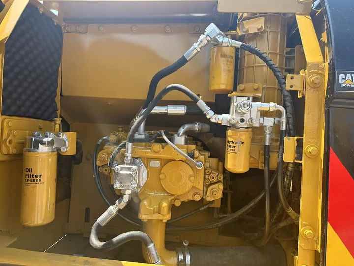 Vue compartiment moteur pelle sur chenilles Caterpillar 320D2 de 2016 Vue compartiment moteur pelle sur chenilles Caterpillar 320D2 de 2016