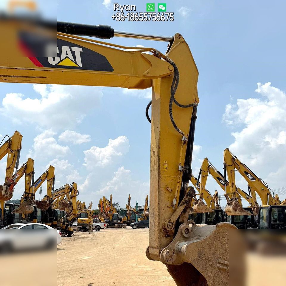 Dettaglio braccio e benna di escavatore cingolato Caterpillar 320D2 del 2017 Dettaglio braccio e benna di escavatore cingolato Caterpillar 320D2 del 2017