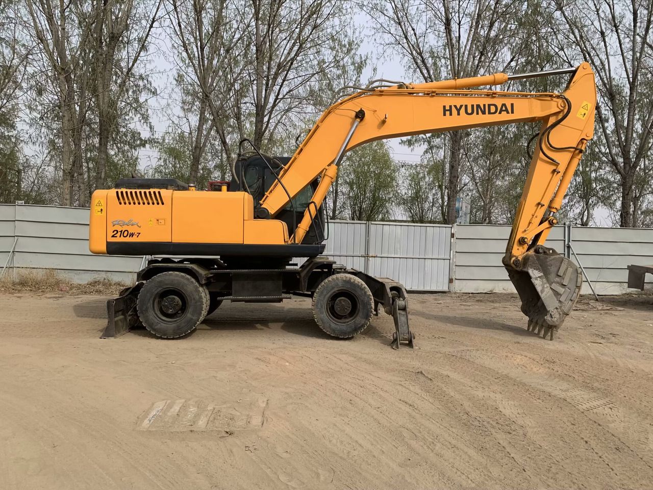 2018 Hyundai R210W-7 wheel excavator side view 2018 Hyundai R210W-7 wheel excavator side view
