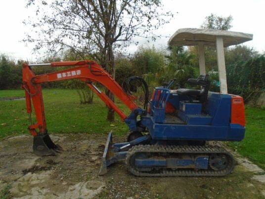 2000 Kubota KH 021 mini excavator, side view 2000 Kubota KH 021 mini excavator, side view