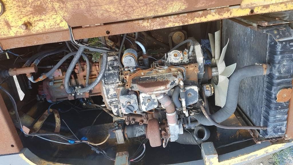 2001 Samsung SE 130LC-2 crawler excavator engine compartment view 2001 Samsung SE 130LC-2 crawler excavator engine compartment view