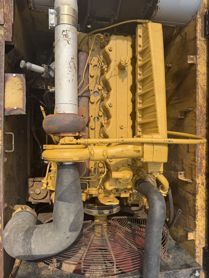 2013 Caterpillar 330B crawler excavator engine compartment view 2013 Caterpillar 330B crawler excavator engine compartment view