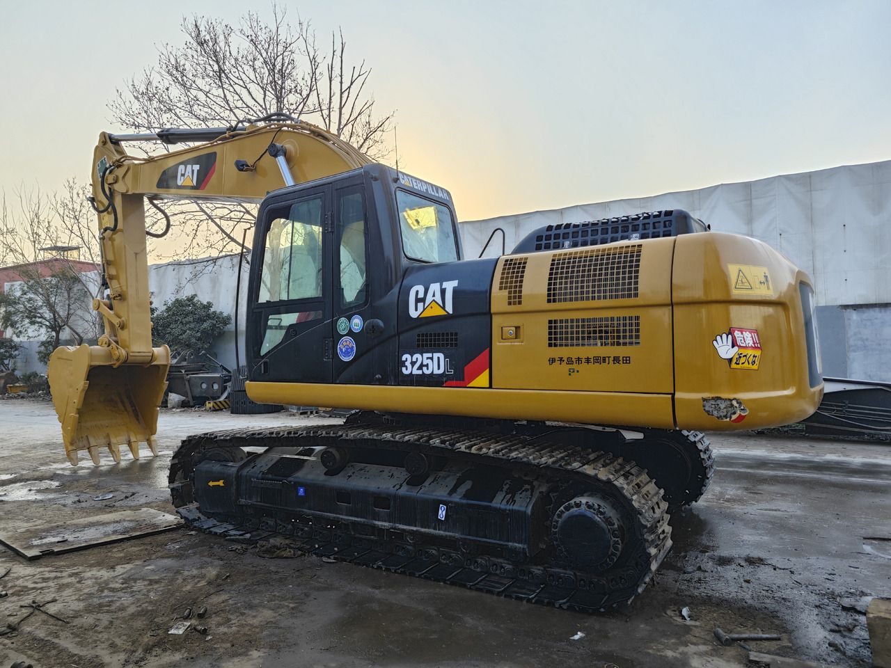 Caterpillar 325D crawler excavator, side view Caterpillar 325D crawler excavator, side view
