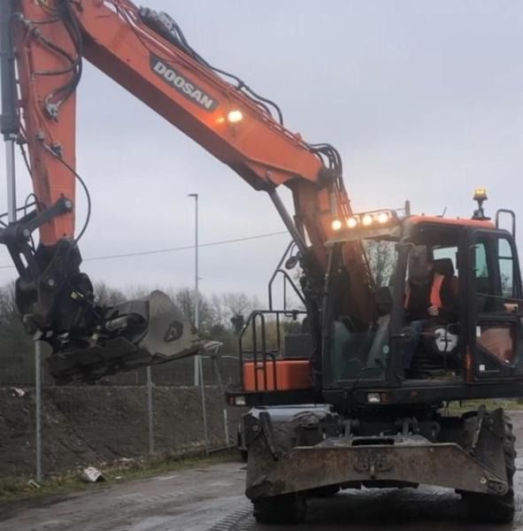 2019 Doosan DX140W-5 wheel excavator, front view 2019 Doosan DX140W-5 wheel excavator, front view