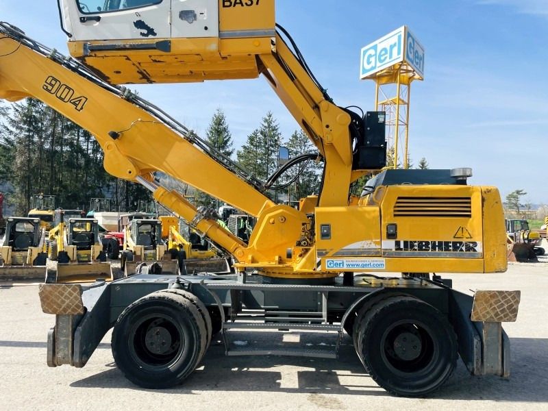 2003 Liebherr A904 material handler side view 2003 Liebherr A904 material handler side view