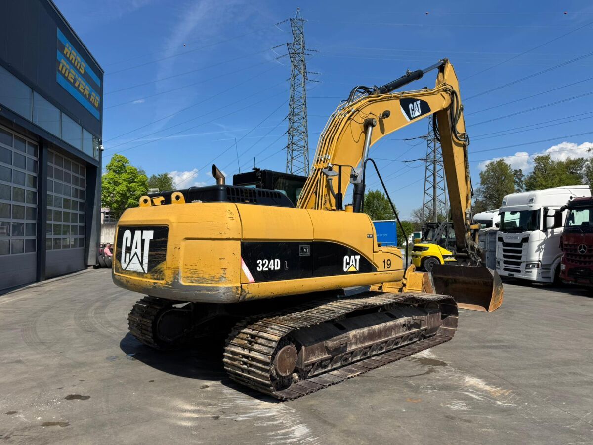 2011 Caterpillar 324D crawler excavator, rear three-quarter view 2011 Caterpillar 324D crawler excavator, rear three-quarter view
