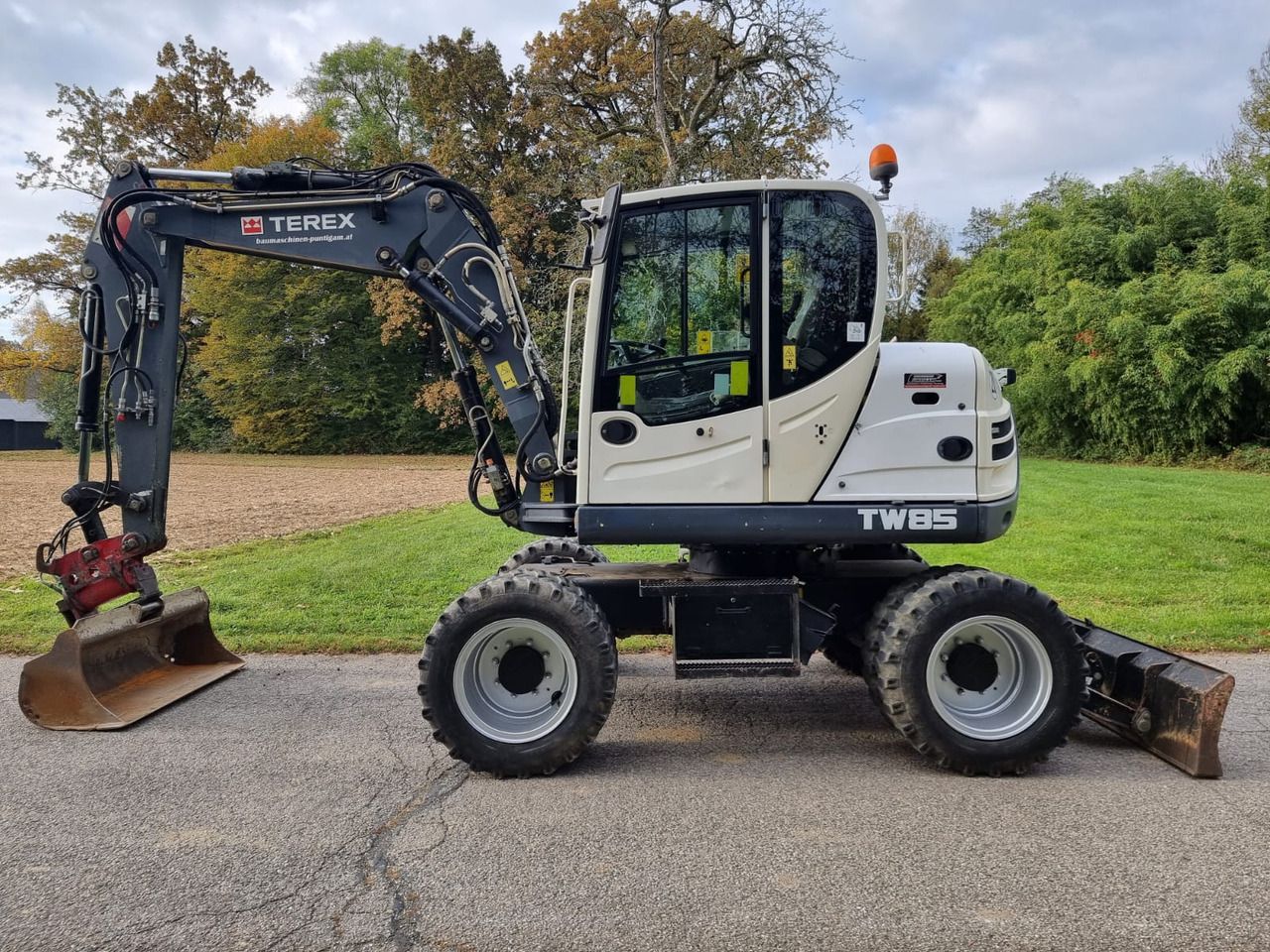 2013 Terex TW85 wheel excavator side view 2013 Terex TW85 wheel excavator side view