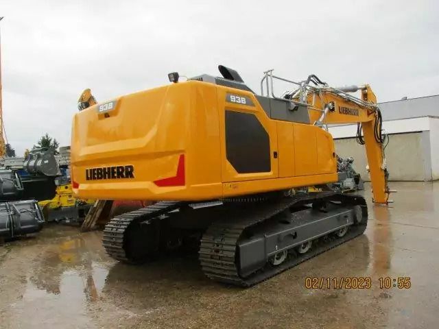 2023 Liebherr R 938 NLC crawler excavator, rear three-quarter view 2023 Liebherr R 938 NLC crawler excavator, rear three-quarter view
