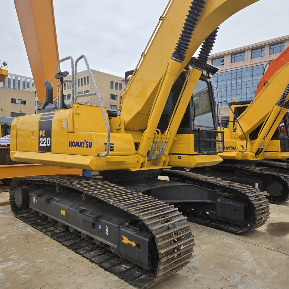 Pelle sur chenilles Komatsu PC220-8 de 2023, vue de profil Pelle sur chenilles Komatsu PC220-8 de 2023, vue de profil