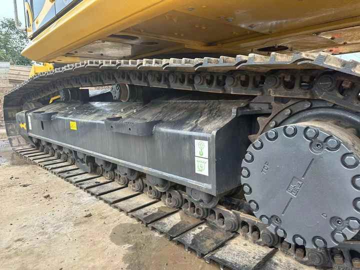 2022 Komatsu PC210-8 crawler excavator undercarriage view 2022 Komatsu PC210-8 crawler excavator undercarriage view