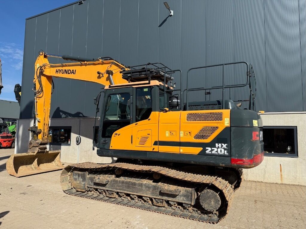 2020 Hyundai HX220L crawler excavator, side view 2020 Hyundai HX220L crawler excavator, side view
