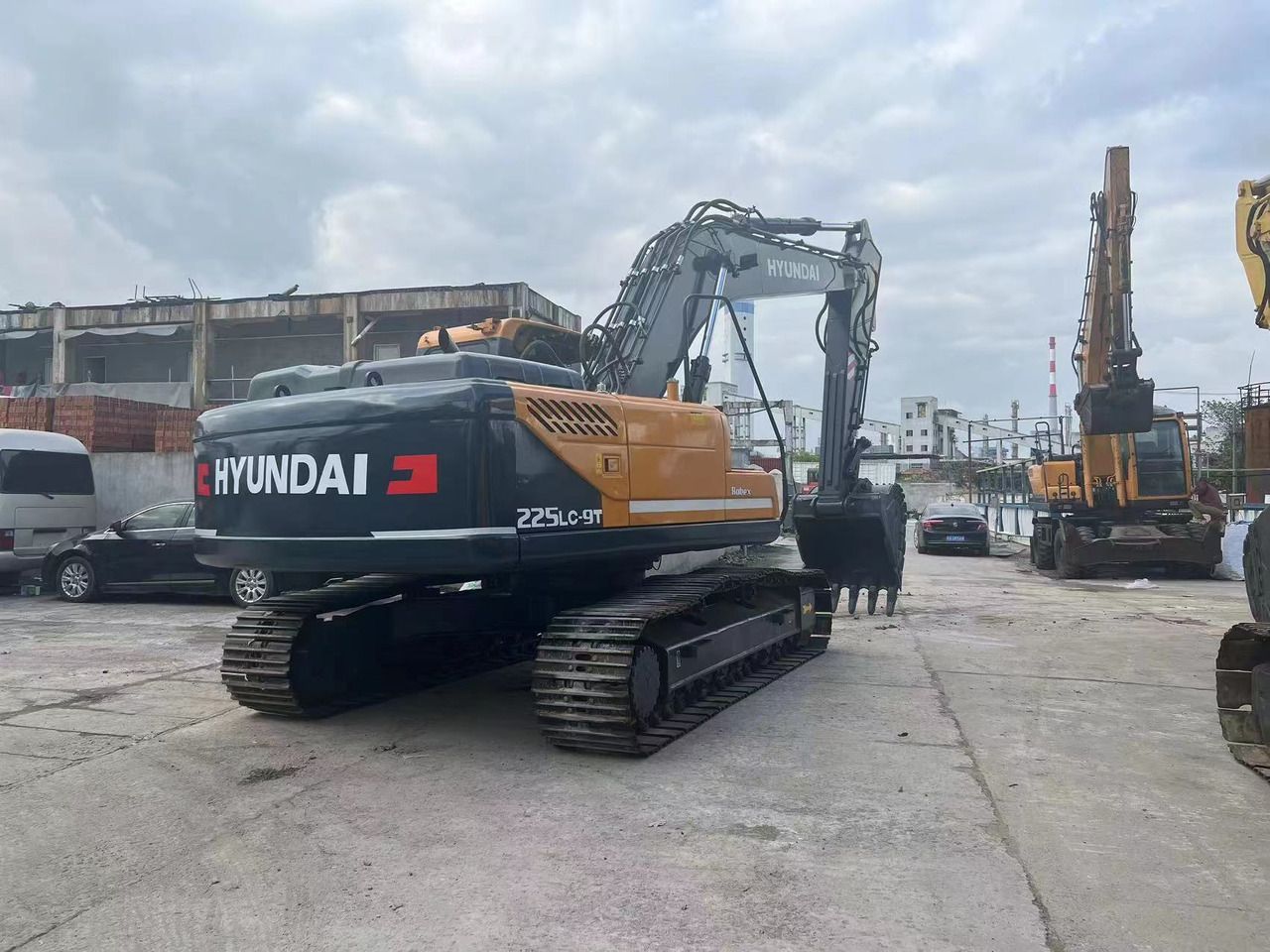 2019 Hyundai R225LC-9T crawler excavator, rear three-quarter view