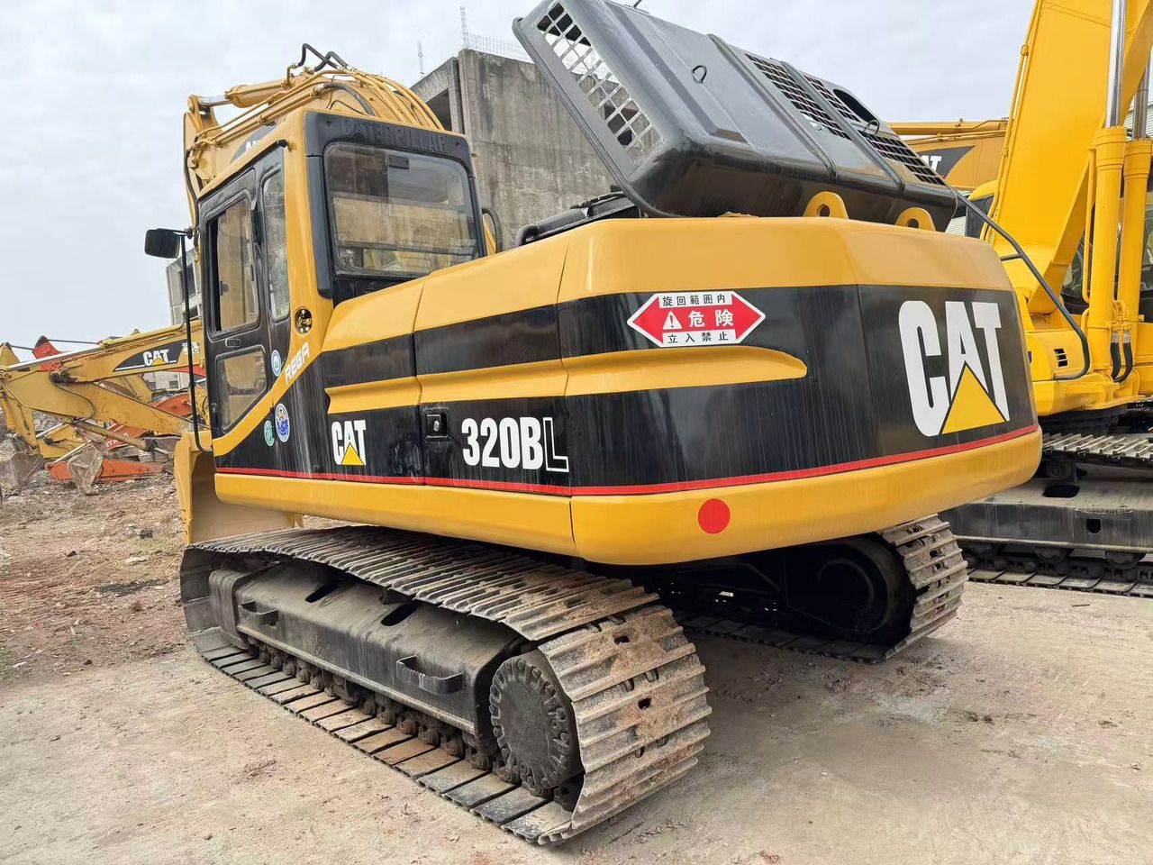 2015 Caterpillar 320BL crawler excavator, rear three-quarter view 2015 Caterpillar 320BL crawler excavator, rear three-quarter view