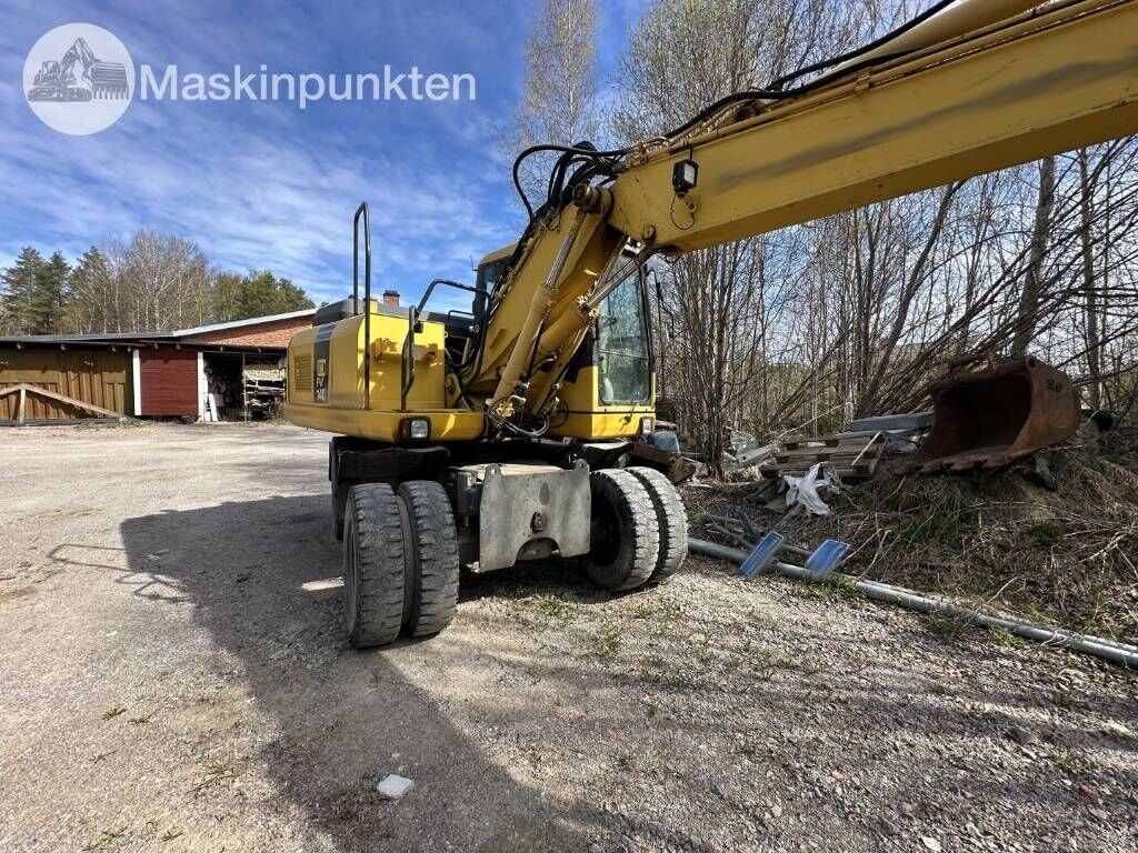 2007 Komatsu PW140-7 wheel excavator, side view