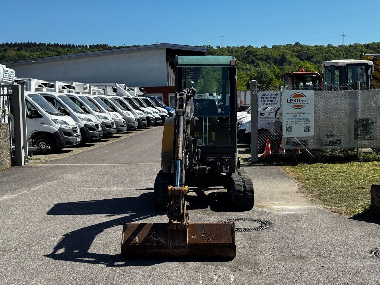2013 Volvo ECR25D mini excavator, front view 2013 Volvo ECR25D mini excavator, front view