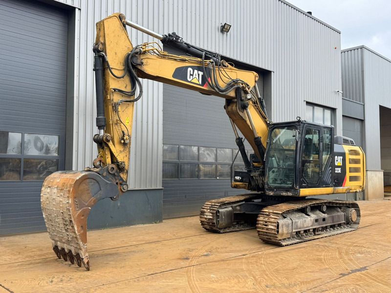 2012 Caterpillar 323E crawler excavator, side profile view 2012 Caterpillar 323E crawler excavator, side profile view