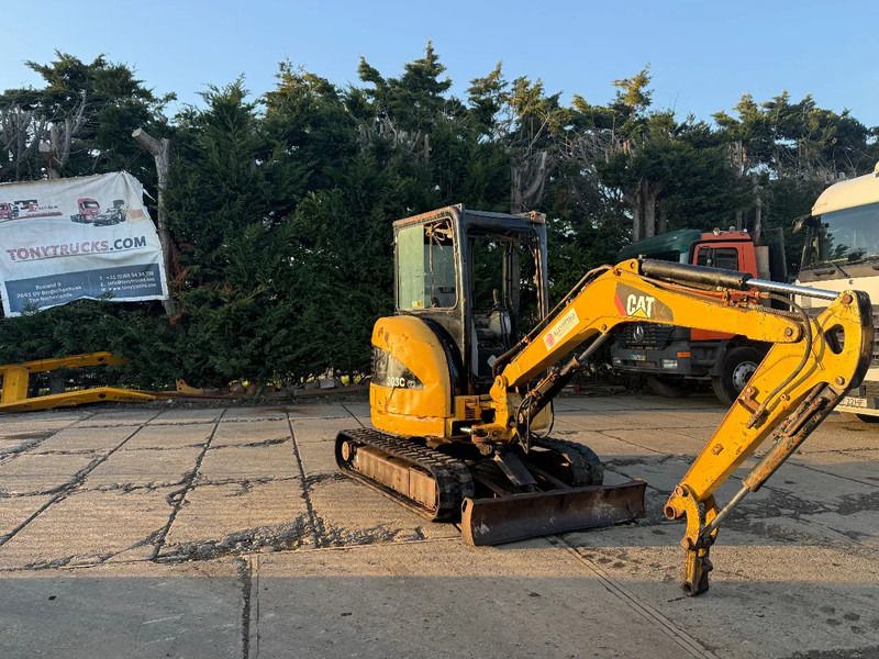 2007 Caterpillar 303C mini excavator, side view 2007 Caterpillar 303C mini excavator, side view