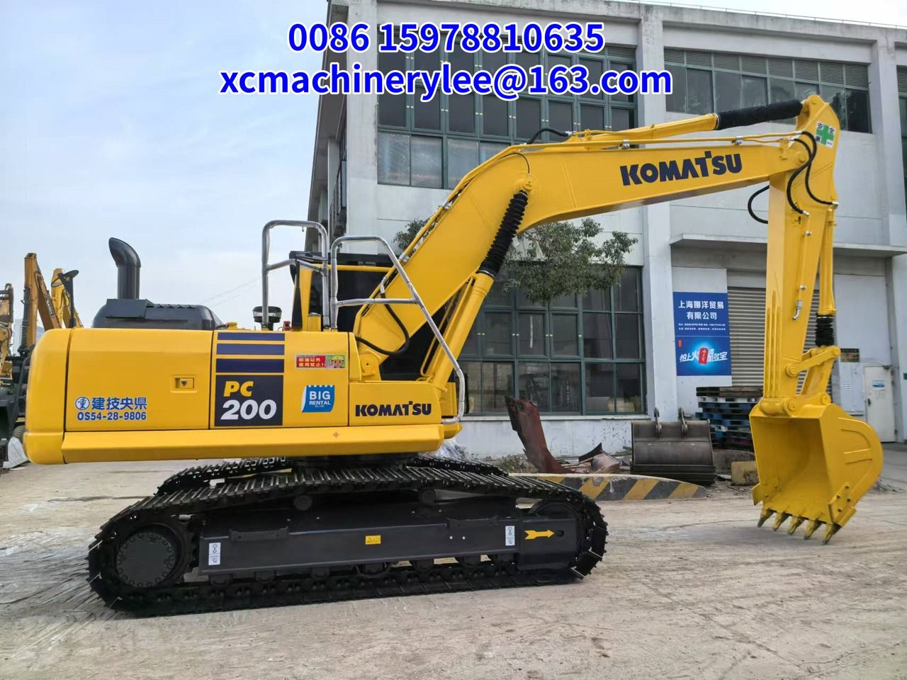 2023 Komatsu PC200 crawler excavator side view 2023 Komatsu PC200 crawler excavator side view