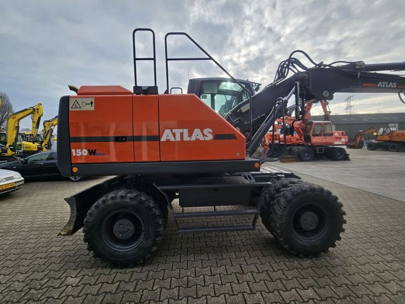 2022 Atlas 150W wheel excavator, side profile view 2022 Atlas 150W wheel excavator, side profile view