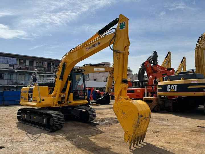 Escavatore cingolato Komatsu PC130 del 2018, vista laterale Escavatore cingolato Komatsu PC130 del 2018, vista laterale