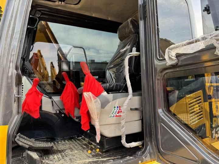 Vista interna di un escavatore cingolato Komatsu PC220-8 del 2018 Vista interna di un escavatore cingolato Komatsu PC220-8 del 2018