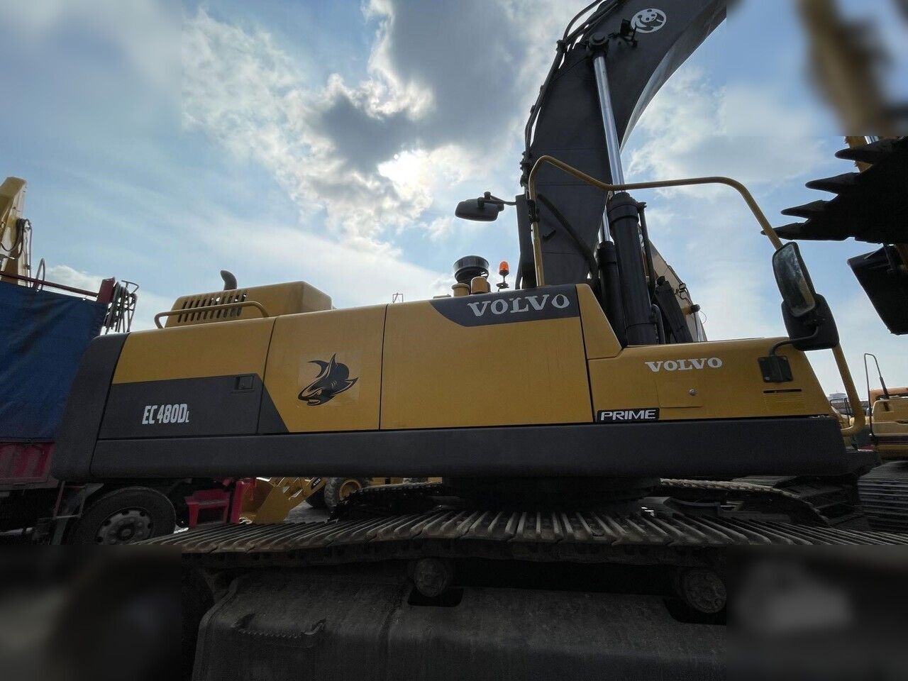 2018 Volvo EC480DL crawler excavator side view 2018 Volvo EC480DL crawler excavator side view