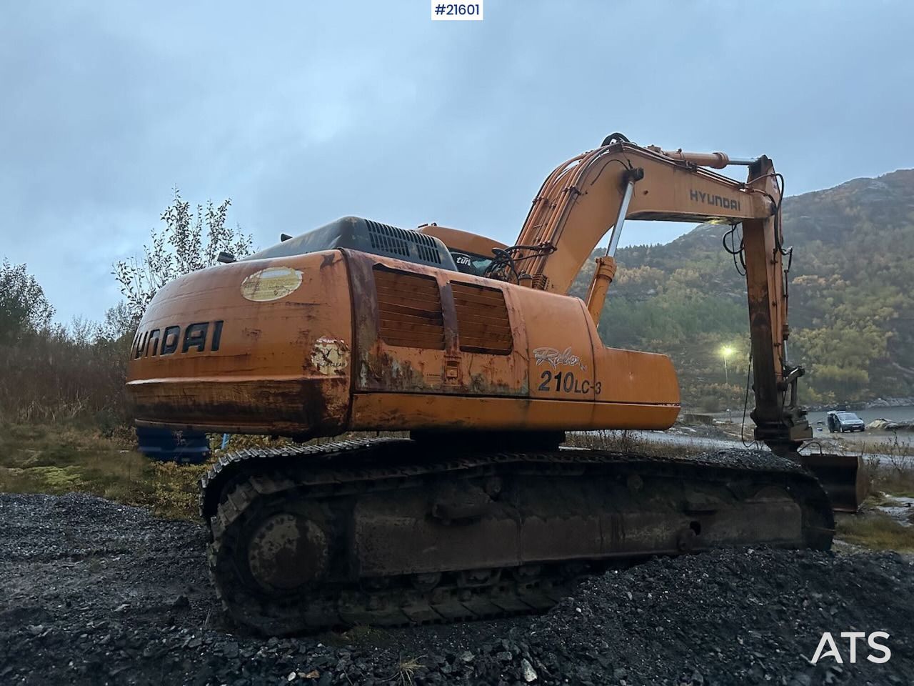 1997 Hyundai R210LC-3H crawler excavator, rear three-quarter view 1997 Hyundai R210LC-3H crawler excavator, rear three-quarter view