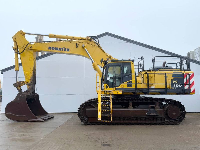 2015 Komatsu PC700LC-8EO crawler excavator, side view 2015 Komatsu PC700LC-8EO crawler excavator, side view