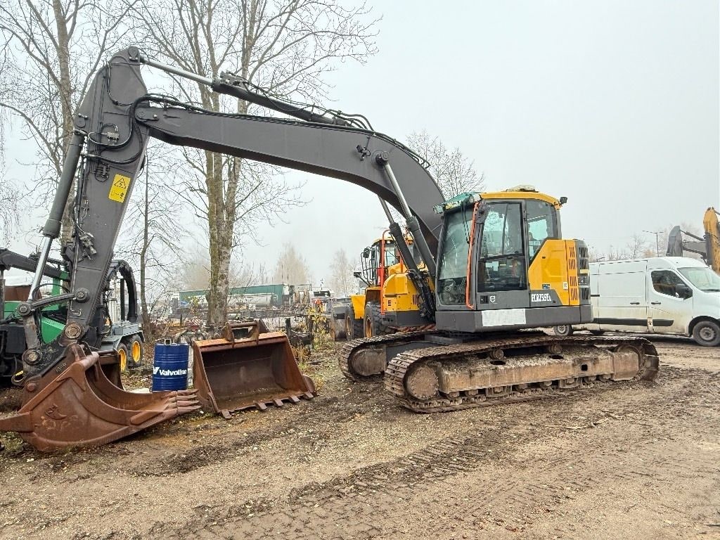 2017 Volvo 235 EL crawler excavator, side view 2017 Volvo 235 EL crawler excavator, side view