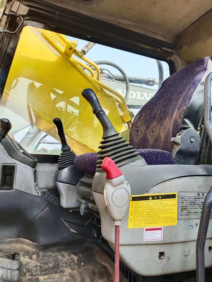 2017 Komatsu PC400-7 crawler excavator interior view 2017 Komatsu PC400-7 crawler excavator interior view