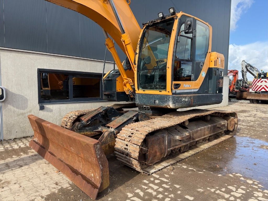 2014 Hyundai Robex R235LCR-9A crawler excavator, front three-quarter view 2014 Hyundai Robex R235LCR-9A crawler excavator, front three-quarter view