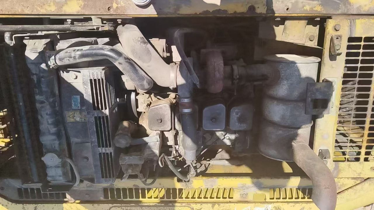 2015 Komatsu PC120-6 crawler excavator engine compartment view 2015 Komatsu PC120-6 crawler excavator engine compartment view