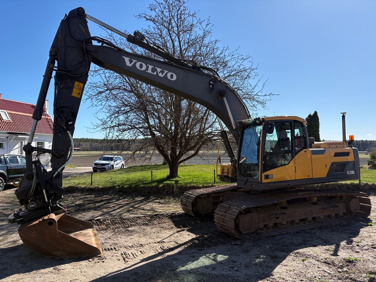 2014 Volvo EC220DL crawler excavator side view