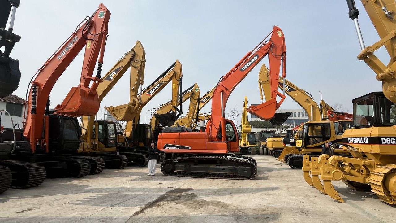 2023 Doosan DX225LC crawler excavator side view 2023 Doosan DX225LC crawler excavator side view